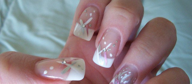 É verdade que devo parar de fazer as unhas na manicure durante a gravidez?