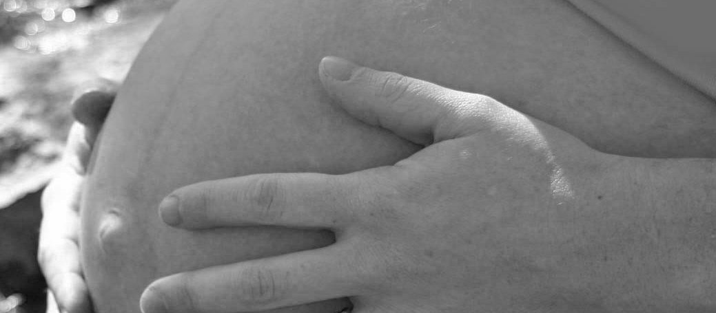 É verdade que só a mãe de um dos membros do casal pode ser barriga de aluguel?