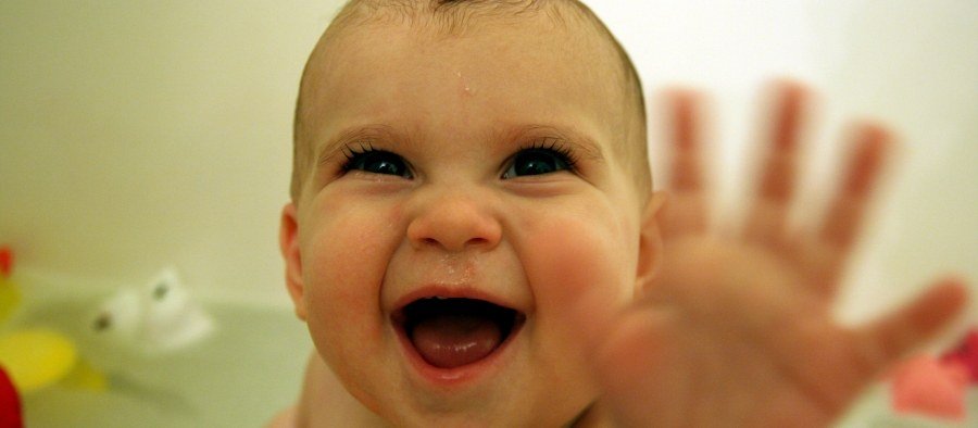 Devo lavar primeiro a cabeça do bebê no banho: mito ou verdade?