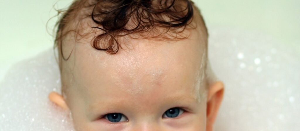 Devo começar o banho pela cabeça do bebê: mito ou verdade?