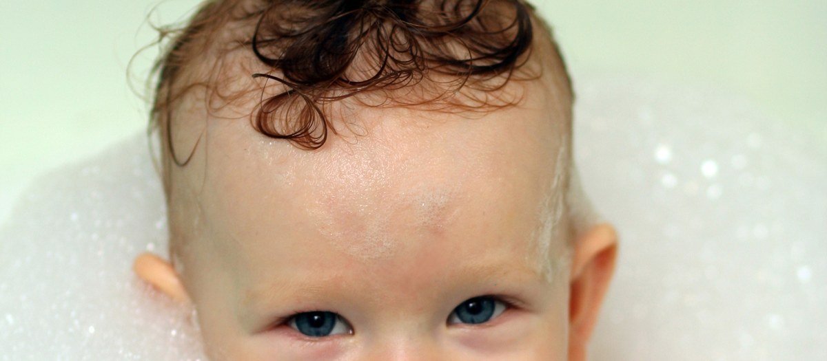 Devo começar o banho pela cabeça do bebê: mito ou verdade?