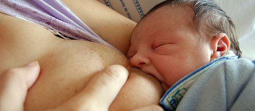O bebê pode mamar depois dos seis meses: mito ou verdade?