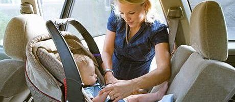 No carro, o melhor é levar o bebê recém-nascido no colo: mito ou verdade?