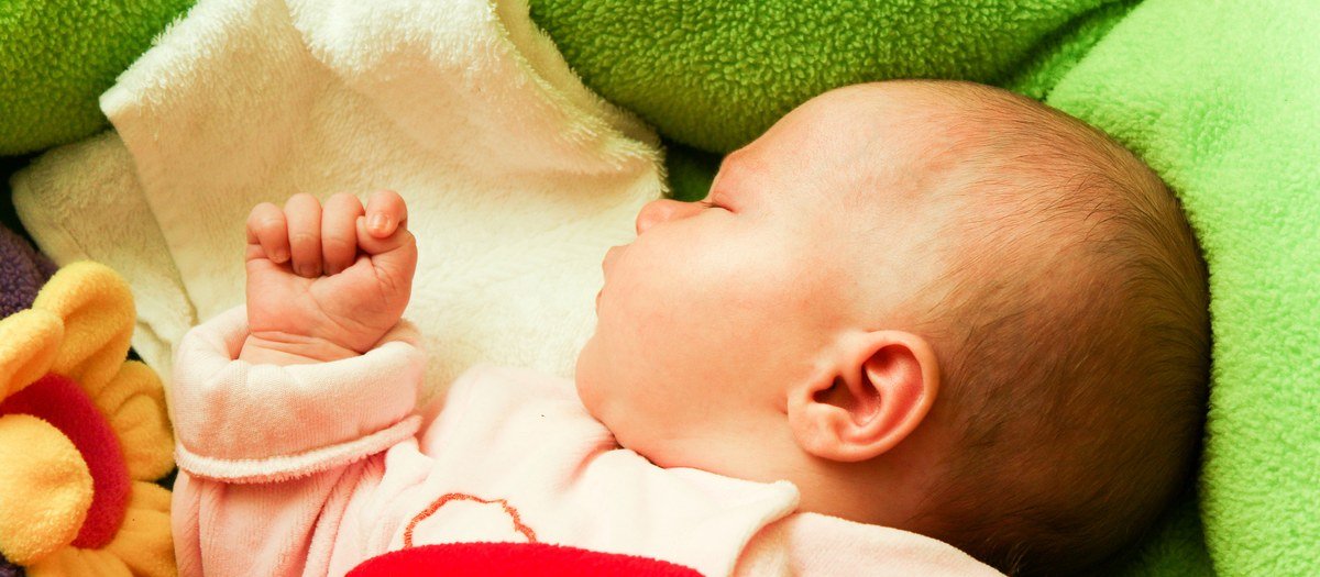 Onze truques para o bebe dormir bem: deixe o ambiente pouco ou nada iluminado