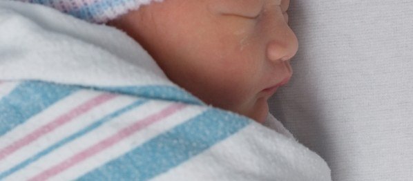 Onze truques para o bebe dormir bem: deixe-o adormecer em seu berço
