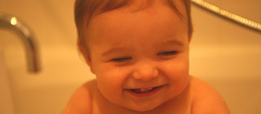 É verdade que a eclosão dos primeiros dentinhos incomoda o bebê?