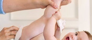 Água e algodão são suficientes para limpar o bebê: mito ou verdade?