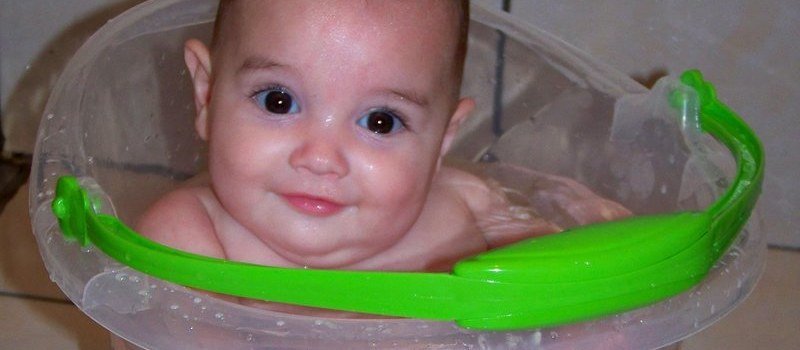 Recém-nascido em casa: sem pânico na hora do banho