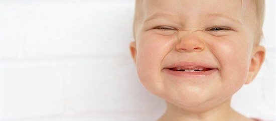 Primeiros dentes do bebê nascem por volta dos seis meses: mito ou verdade?