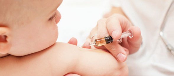 Vacinação do bebê começa ainda na maternidade: mito ou verdade?