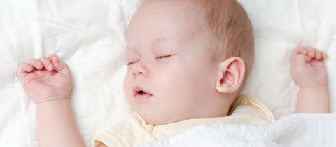Bebê deve dormir de barriga para cima: mito ou verdade?