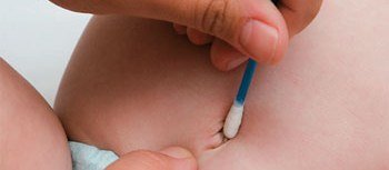 O bebê sente dor quando se limpa o coto umbilical: mito ou verdade?
