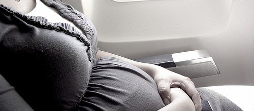 Viagem de avião durante a gestação pode aumentar os riscos de trombose?